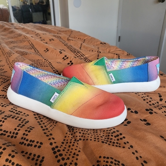 EUC TOMS Alpargata Mallow Rainbow Slip On Loafer Pride 5.5 - Picture 2 of 15